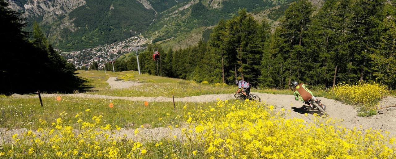 Residence La Tana Del Ghiro Bardonecchia Eksteriør bilde